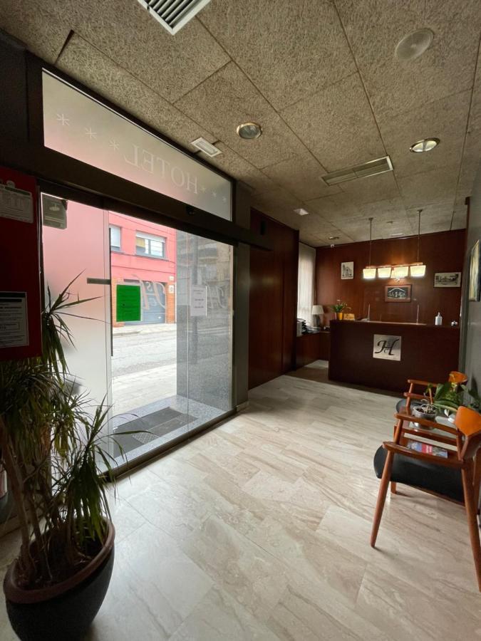 Hotel Sant Celoni Bagian luar foto