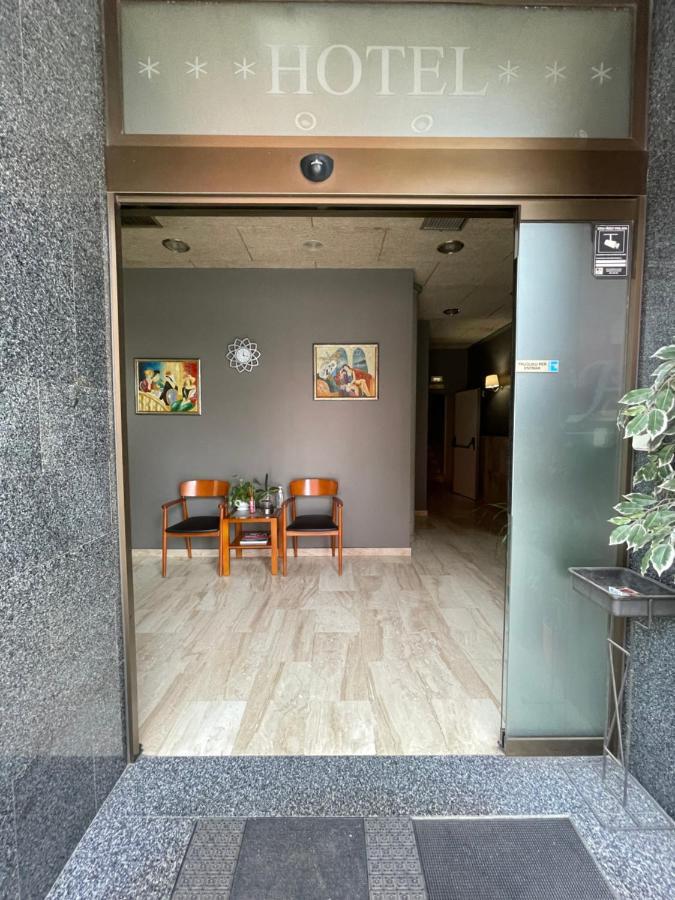 Hotel Sant Celoni Bagian luar foto